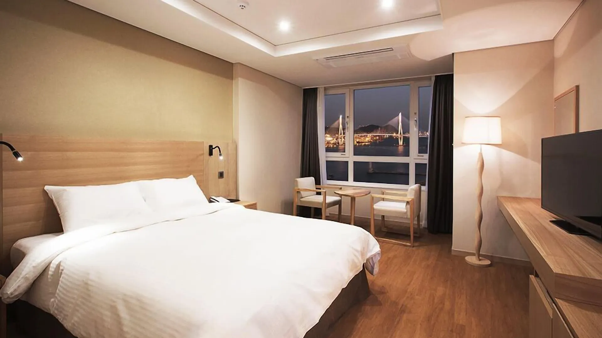 Crown Harbor Hotel Puszan